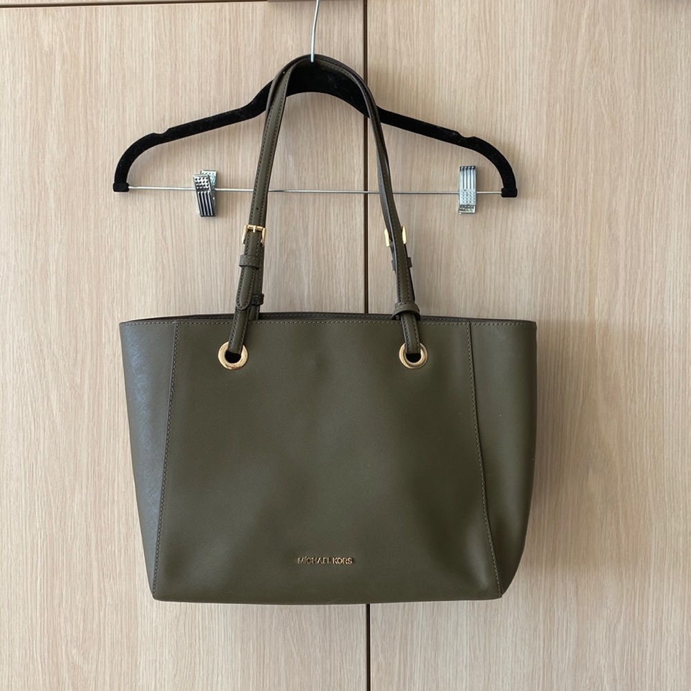 Michael kors medium size tote purse